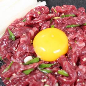 지마켓) 1등급 암소 한우 냉장 육회 200g x2팩 + 간장소스 2팩 증정 13990원/무배
