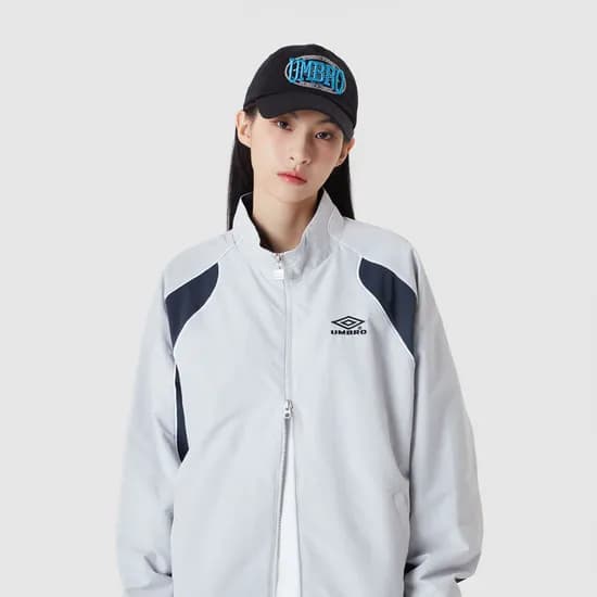 엄브로 엔지니어드 스탠넥 웜업 바람막이 자켓 카키 라이트그레이