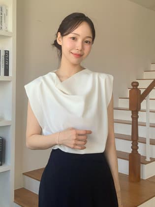 오브에르 드레이프 넥 민소매 블라우스