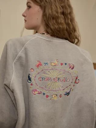 꼼파뇨 캣 스티치 래글런 피그먼트 맨투맨 고스트그레이