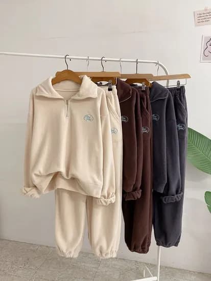 배색 자수 반집업 후리스 밴딩 팬츠