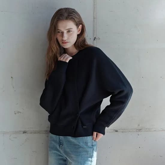 잇미샤 루즈핏 버튼 디테일 풀오버