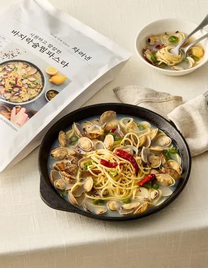 차려낸 바지락술찜파스타