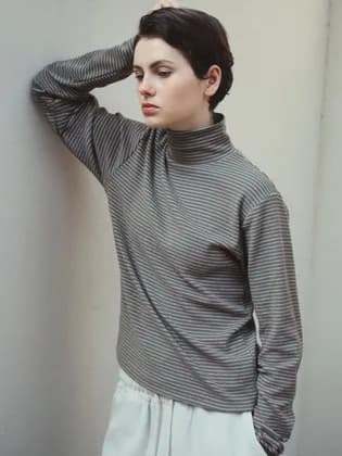 웬즈데이오아시스포우먼 스프라이트 터틀넥 티셔츠