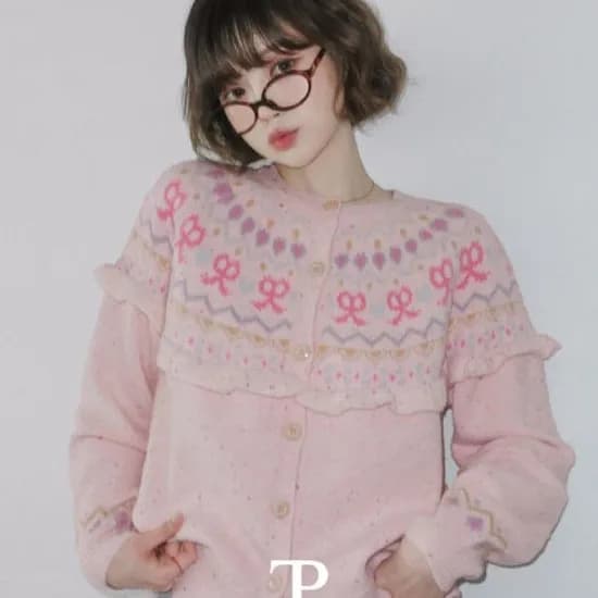 히 루즈핏 노르딕 러플 프릴 울 니트 가디건.    Let's double check if 더핑크 is a brand. It's a common name for