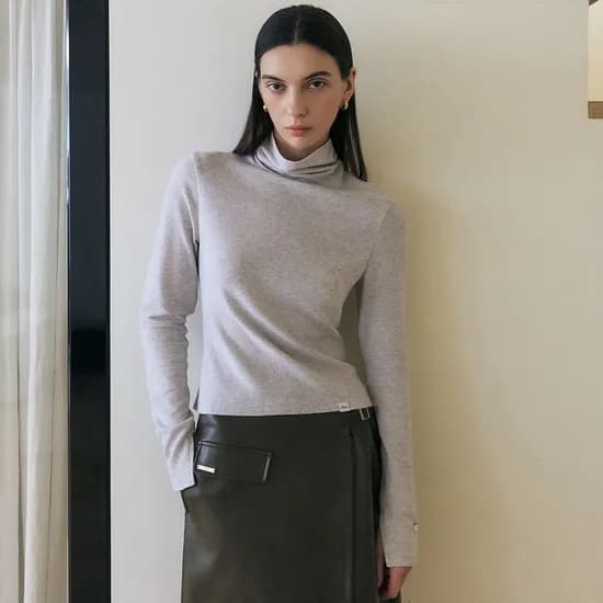 아티드 앙고라 슬림핏 하이넥 긴팔 티셔츠