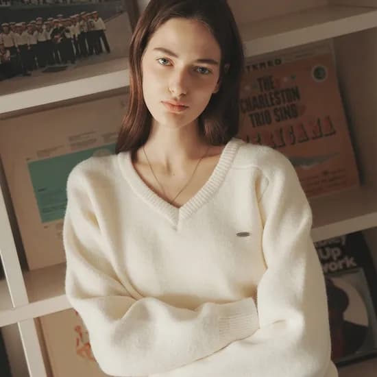 로브로브 시그니처 브이넥 니트 38,720원 무배 착샷