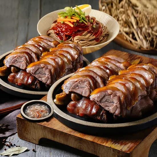 황기품은 순살 족발, 300g X2팩 + 비빔막국수 1팩+새우젓 1봉 15,900원