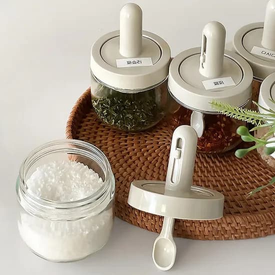 숟가락이 붙어있는 밀폐 길이조절 양념통 3개