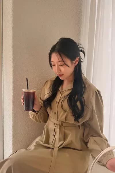 슬림핏 무드 벨티드 셔츠 롱 플레어 원피스  30,320원