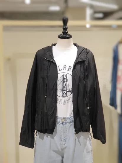 플라스틱아일랜드 레터링자수 후드 점퍼