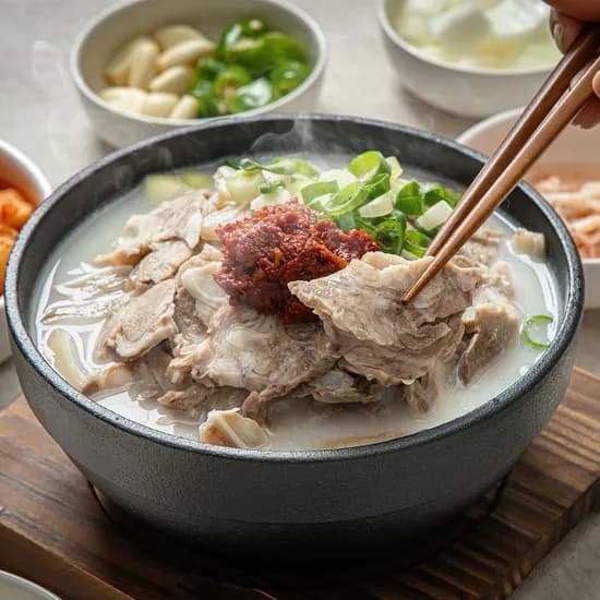 육품당 간단식 돼지국밥 200g 5팩 18,600원