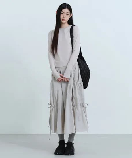 무신사 스탠다드 우먼 나일론 루치드 롱 스커트 49,400원