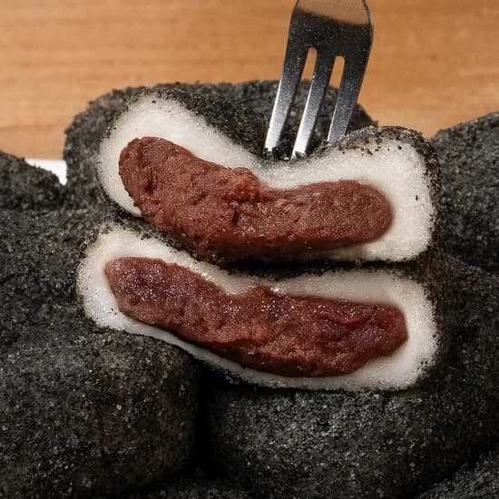 고소한 흑임자가루가 듬뿍 들어간 흑임자 콩달떡 콩쑥개떡