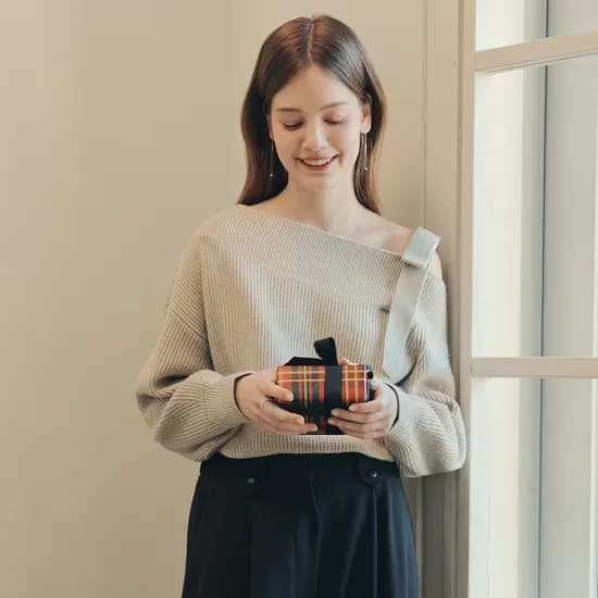 리본 언발란스 오프숄더 스웨터 RIBBON UNBALANCE OFF SHOULDER SWEATER