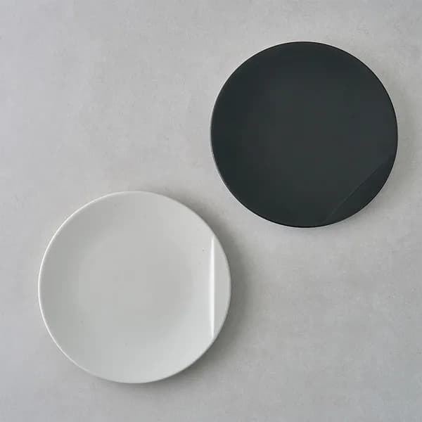 데켓 도자기 원형 플레이트 23cm (화이트/블랙)