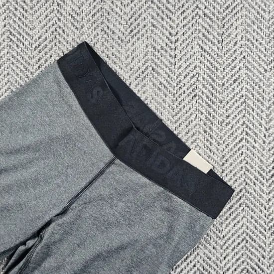 아디다스 알파스킨 배지 레깅스 그레이 EB3845