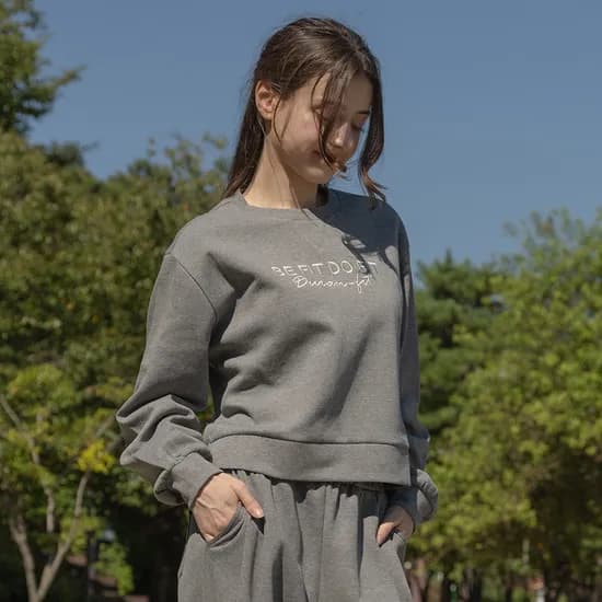 뒤란 담비 로고 자수 크롭 맨투맨 DTF5W-4174