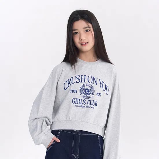 더데이걸 레터 크롭 스웻셔츠 TGMA25F1E 17,900원