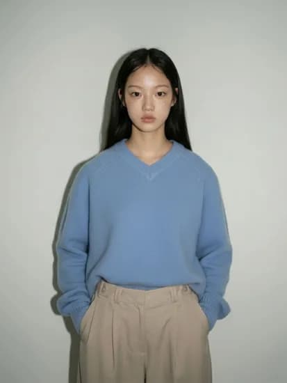 320쇼룸 라글런 V넥 루즈핏 니트 풀오버 스카이블루