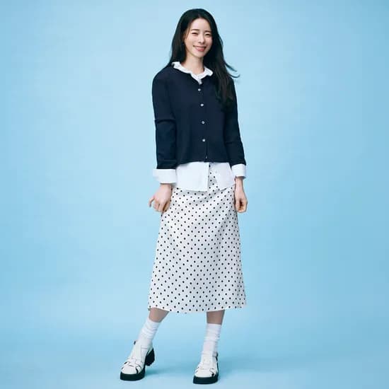 더엣지 26SS 새틴 도트 미디 스커트