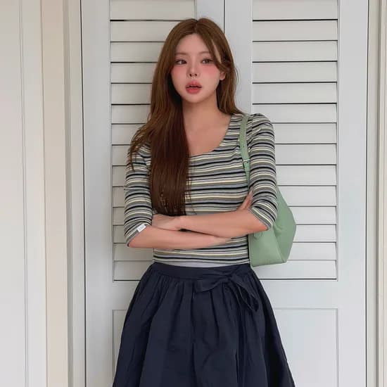 로엠 스트라이프 스쿱넥 티셔츠 RMHWG26YT3