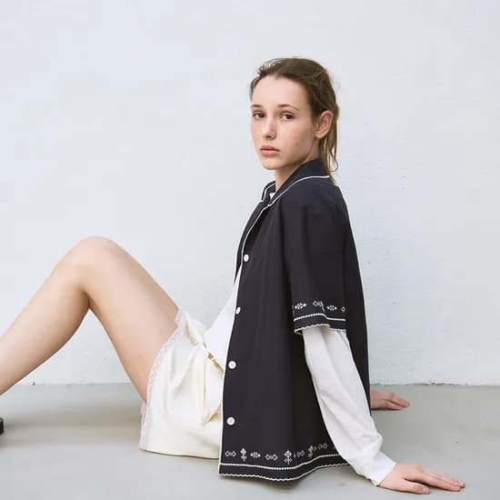 embroidered open-collar shirt (navy)