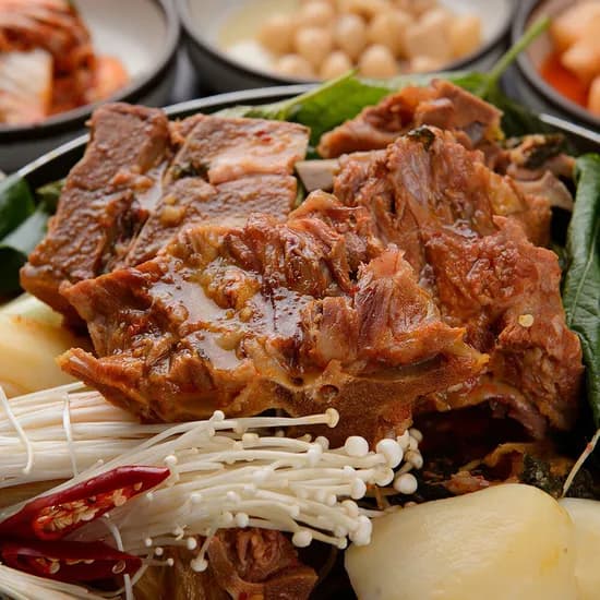 국내산 등뼈 살이 듬뿍 푸짐한 뼈해장국 얼큰 감자탕 2.5kg