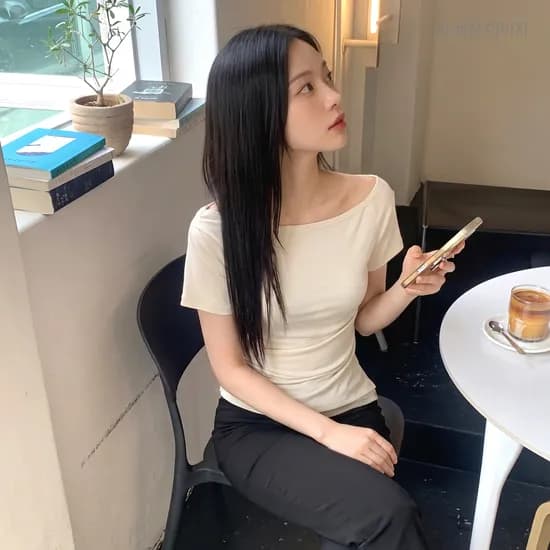 로엠 원숄더 배색 드레이프 티셔츠 RMHWG38R13