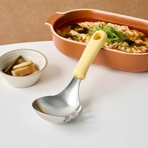 동그란 스텐 304 다용도 서빙 면국자 실리콘핸들 버터옐로우 10,900원