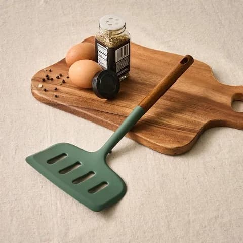 바닥에 닿지 않는 실리콘 우드핸들 넓은뒤집개 그린 8,900원