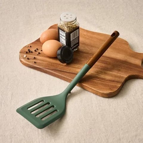 바닥에 닿지 않는 실리콘 우드핸들 뒤집개 그린 7,900원