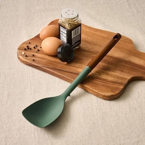 바닥에 닿지 않는 실리콘 우드핸들 볶음스푼 그린