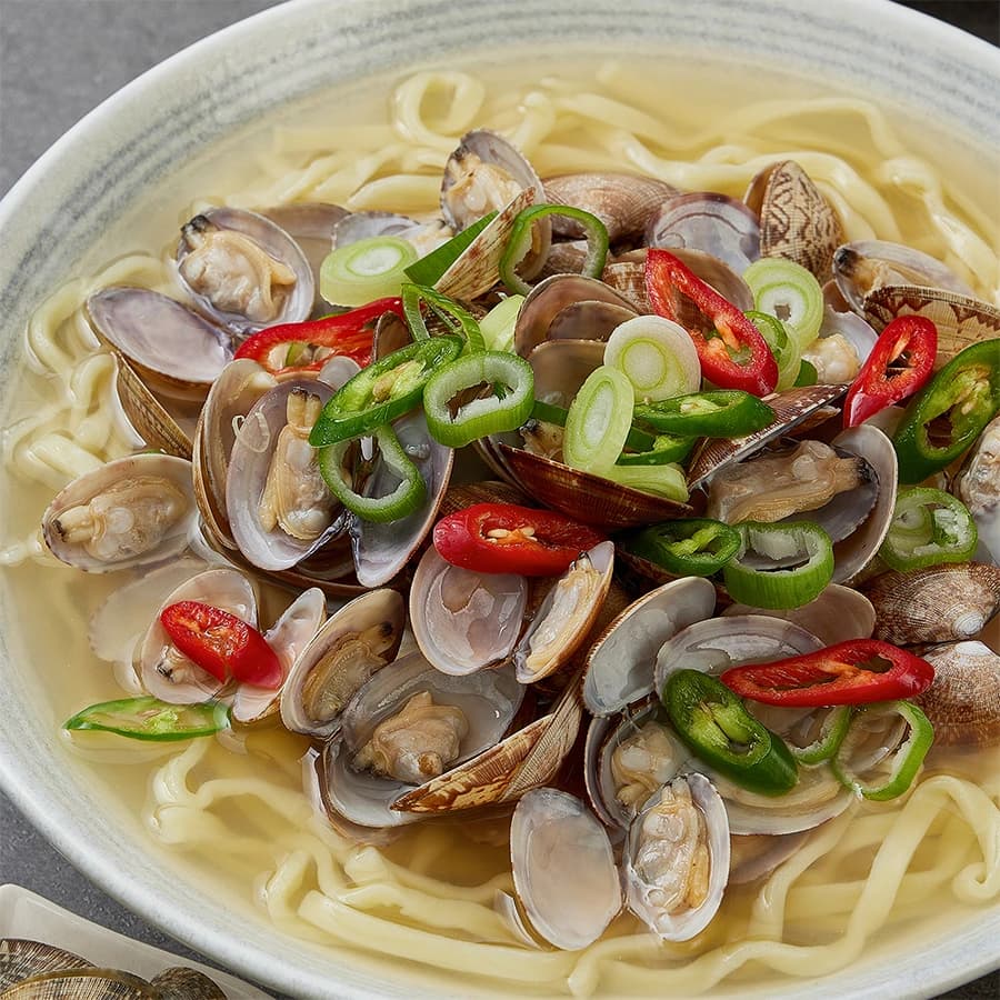 바지락을 듬뿍 넣어 시원한 바지락듬뿍 칼국수 야채동봉 밀키트 850g(2인분)(업체별도 무료배송)
