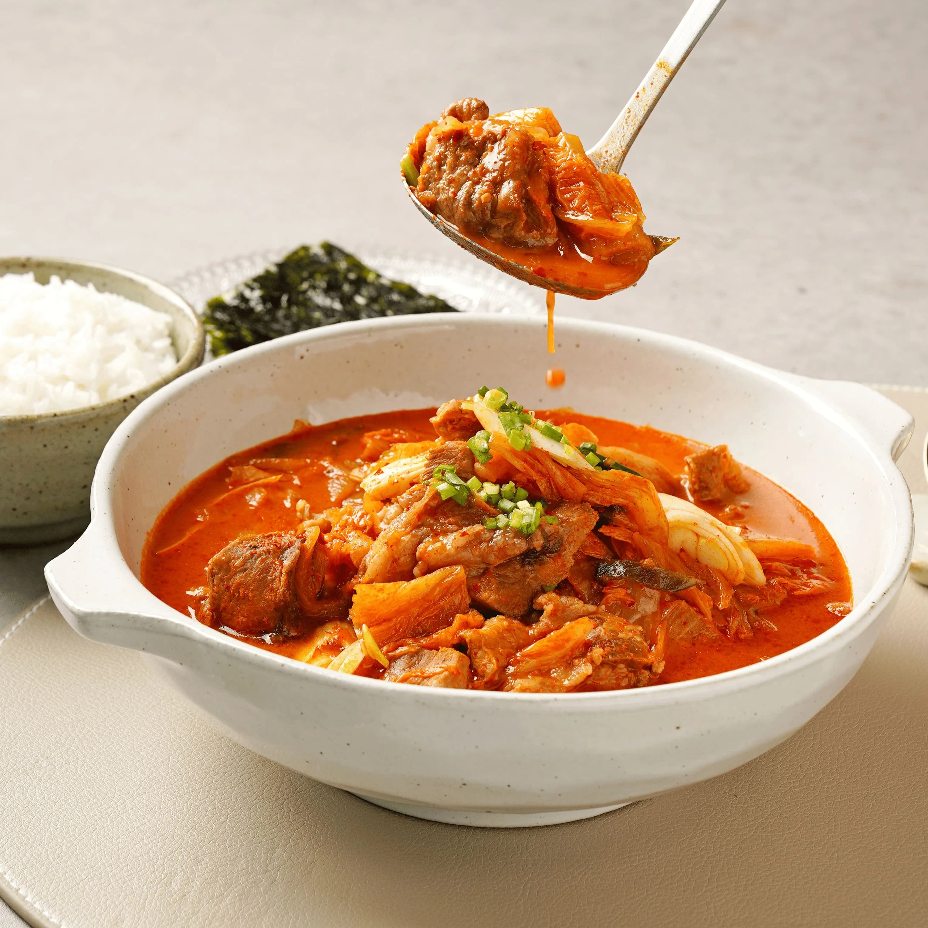 따로 준비할 필요가 없는 돼지고기듬뿍 한우사골 김치찌개 밀키트 644g(2-3인분) (업체별도 무료배송)