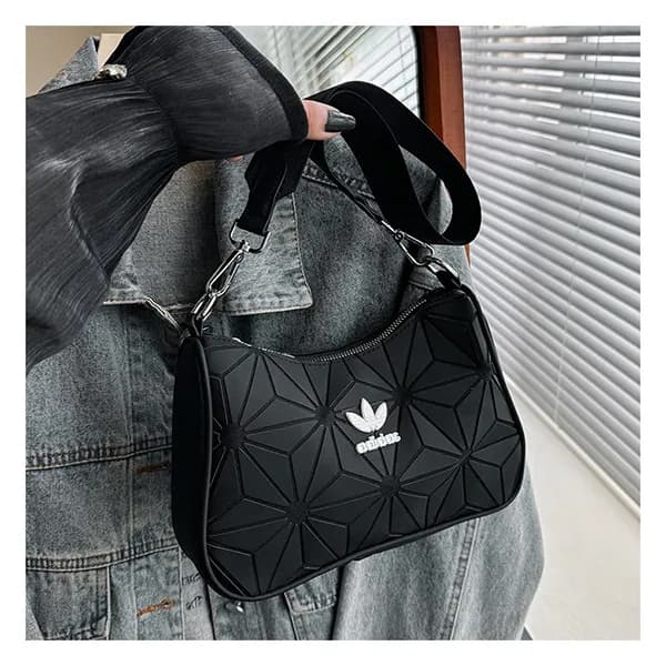 아디다스 오리지널 라지 로고 새틴 숄더백 블랙 49,900원
