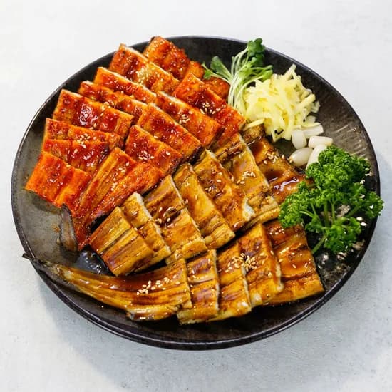 이하성 셰프 숯불에 다 구워나온 통영 장어 100g 6팩 1개