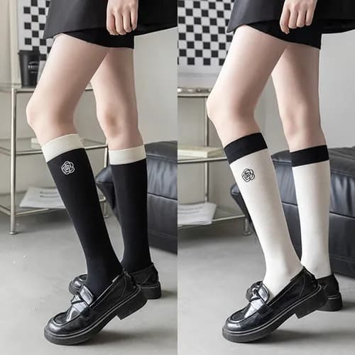 여성 까멜리아 자수 니삭스 양말 화이트+블랙 2켤레