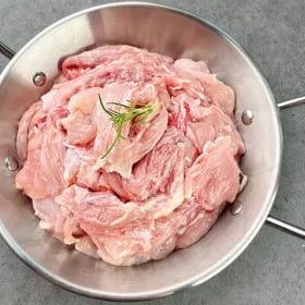 모던푸드 국내산 닭목살 1kgX2봉/쫄깃 특수부위 냉동 < 15,120원  / 무료 배송 >