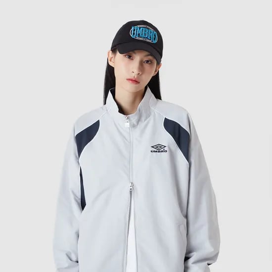 엄브로 엔지니어드 스탠넥 웜업 바람막이 자켓 카키 라이트그레이