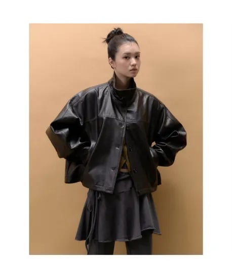 에잇세컨즈 버튼업 하이넥 페이크 레더 블루종 48,070원