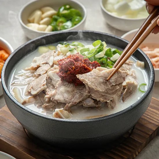 육품당 간단식 돼지국밥 200g 5팩 18,600원