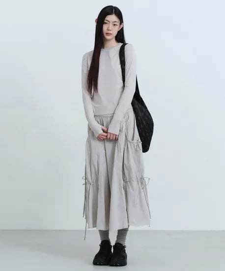 무신사 스탠다드 우먼 나일론 루치드 롱 스커트 49,400원