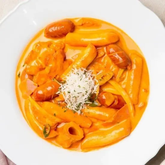 국물떡볶이 2인분, 어묵 듬뿍에 육수 포함(4,323원/무배)/로제떡볶이 2인분(6,243원/무배)