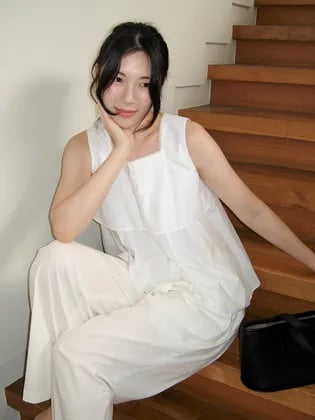 프론트로우 러플 슬리브리스 블라우스