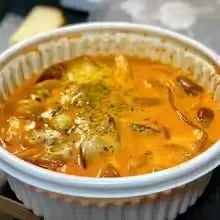 친구들 국물떡볶이 2인분 5143원 로제떡볶이 2인분 7107원 마라로제떡볶이 2인분 8083원